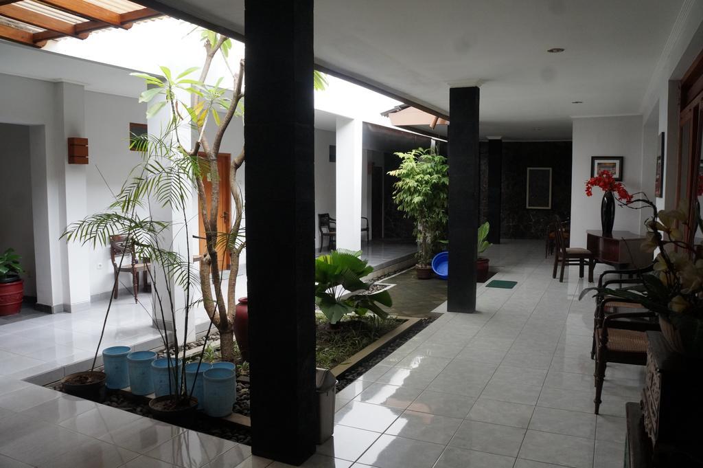 Hotel Kirana Джокьякарта Экстерьер фото