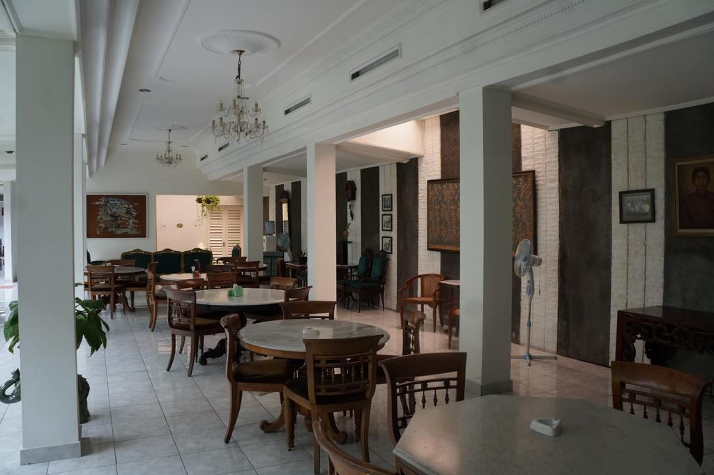 Hotel Kirana Джокьякарта Экстерьер фото