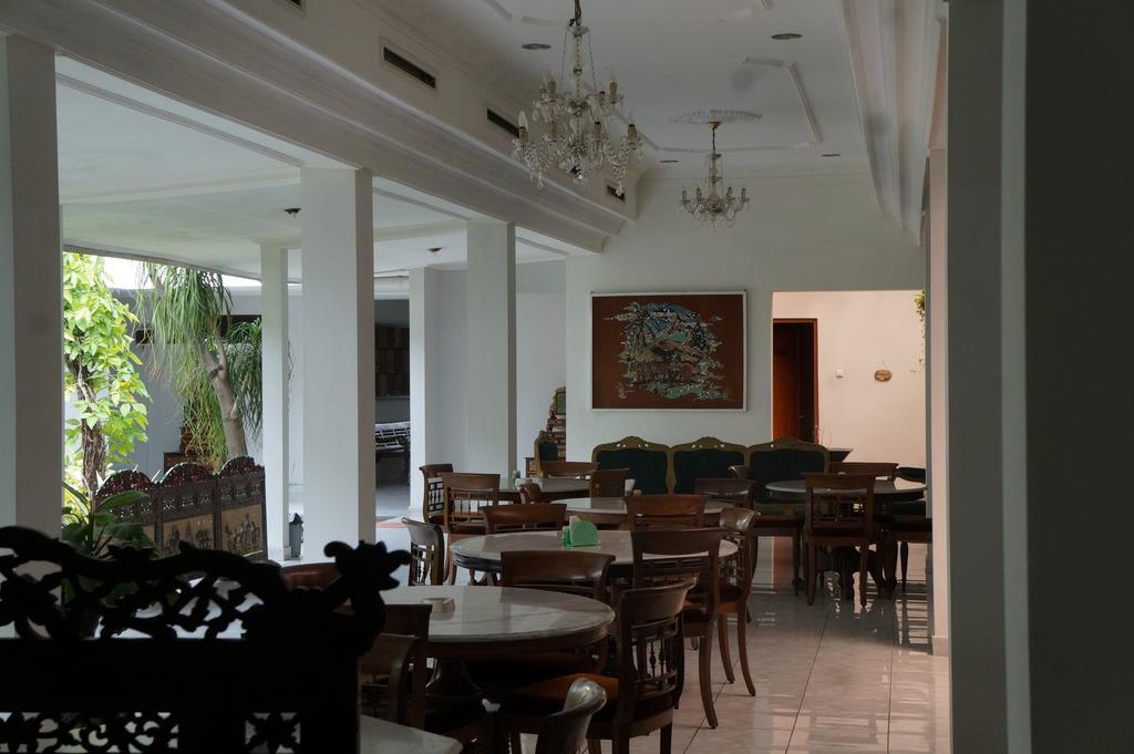 Hotel Kirana Джокьякарта Экстерьер фото