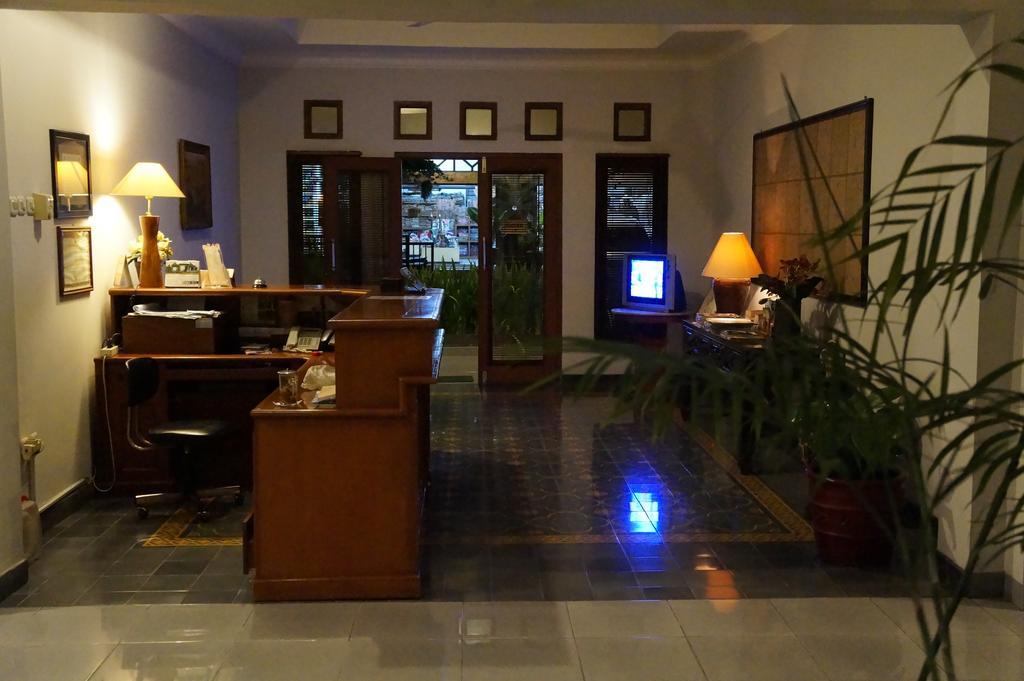 Hotel Kirana Джокьякарта Экстерьер фото